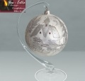 Glaskugel 12 cm Silber mit Weihnachtsmotiv mit Glasständer